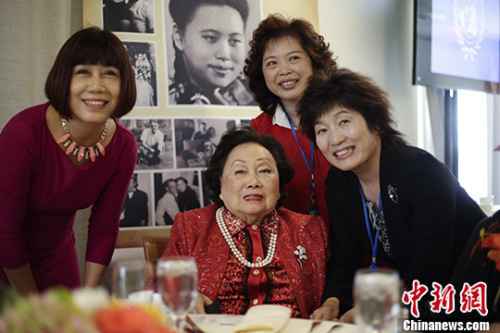 資料圖：中國駐紐約總領(lǐng)事章啟月(右一)出席陳香梅女士91歲壽辰圖片展。 <a target='_blank' >中新社</a>記者 廖攀 攝