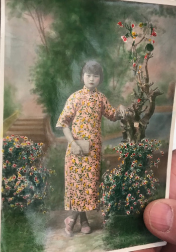 梁晉展示姑姑的照片。(美國《世界日報(bào)》/牟蘭 翻拍)