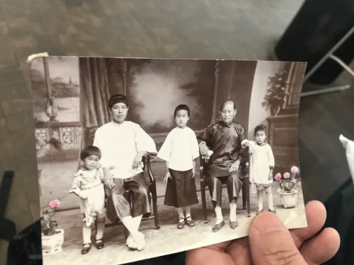 梁晉展示父親家人在中國的照片。(美國《世界日報(bào)》/牟蘭 翻拍)