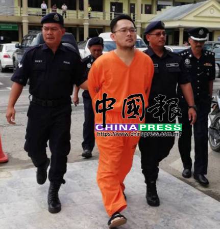 涉嫌將中國妻子分尸的嫌兇黃敬浩(中)被警方押上法庭過堂(馬來西亞《中國報》) 涉嫌將中國妻子分尸的嫌兇黃敬浩(中)被警方押上法庭過堂(馬來西亞《中國報》)