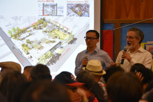 市議員佩斯金(右)及助理甄錦浩展示未來改建后的花園角公園，連接希爾頓飯店的天橋將被拆卸。(《世界日報》記者李秀蘭／攝影)