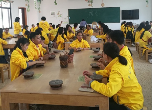 營(yíng)員們體驗(yàn)了制茶、品茶和陶藝等傳統(tǒng)文化活動(dòng)