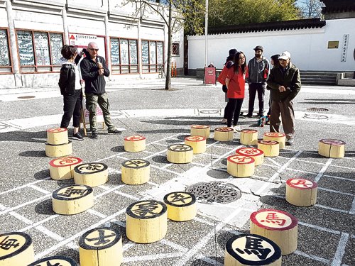 市民在文化中心廣場下巨型象棋。（加拿大《星島日報》/王學文 攝）