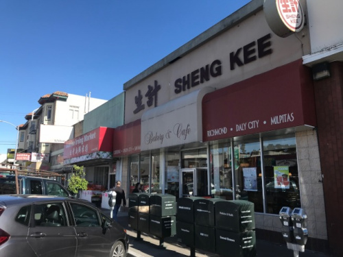 著名的“生計(jì)”餅店在舊金山灣區(qū)已增至13家分店，第一家店就是1980年在日落區(qū)安榮街開(kāi)張，經(jīng)營(yíng)至今。(美國(guó)《世界日?qǐng)?bào)》／李秀蘭 攝)