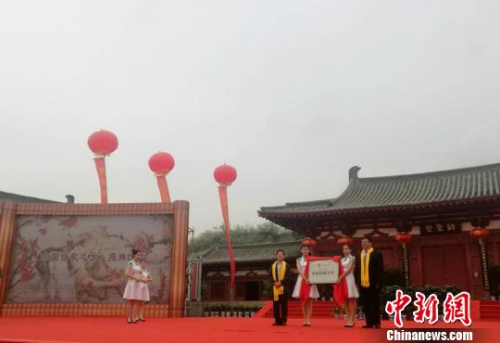 　圖為“中國(guó)詩(shī)歌之鄉(xiāng)”揭牌?！Ⅸi 攝