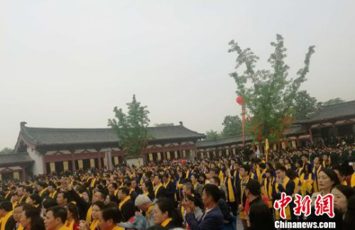 圖為4月24日，千余人見(jiàn)證2018年杜甫故里詩(shī)詞大會(huì)啟幕?！Ⅸi 攝