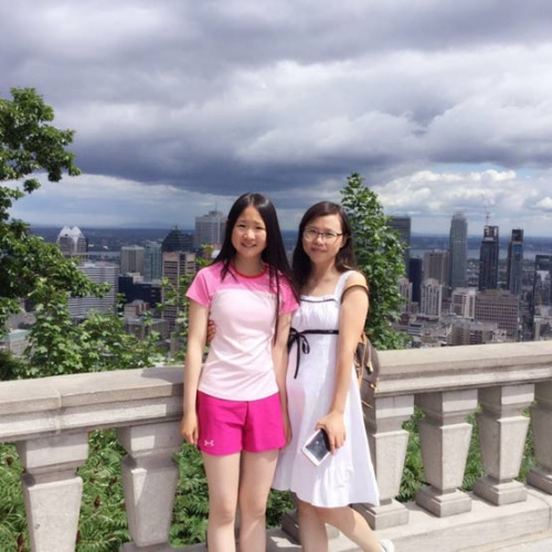 楓橋移民教育集團創(chuàng)辦人王琳玲(右)和女兒鄭恩雅(受訪者供圖)