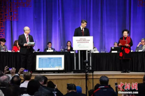 市長羅品信(Gregor Robertson)(中)代表市府就該市歧視華人的歷史向華人社區(qū)正式道歉。<a target='_blank' >中新社</a>記者 余瑞冬 攝