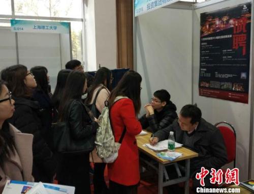 資料圖：求職者與用人單位交流?！№?xiàng)飛 攝