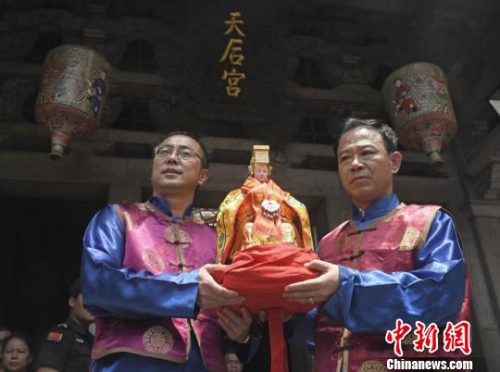 林金贊董事長(右)、瓦努阿圖福建同鄉(xiāng)會(huì)會(huì)長鄭玉鵬(左)。 高亞成攝。