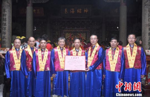 林金贊董事長向瓦努阿圖福建總商會(huì)頒發(fā)湄洲媽祖分靈證書。 高亞成攝。