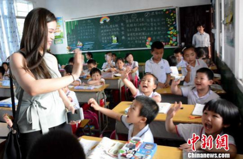 陳大江的孫女陳姵文與新民小學(xué)同學(xué)們互動(dòng)。　張金川 攝