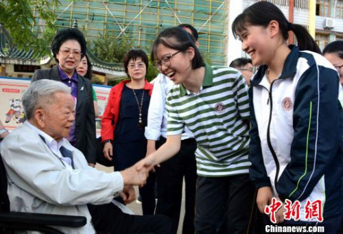 漳平一中的學(xué)生爭(zhēng)相與陳大江握手，“歡迎大江爺爺回來(lái)”?！埥鸫?攝