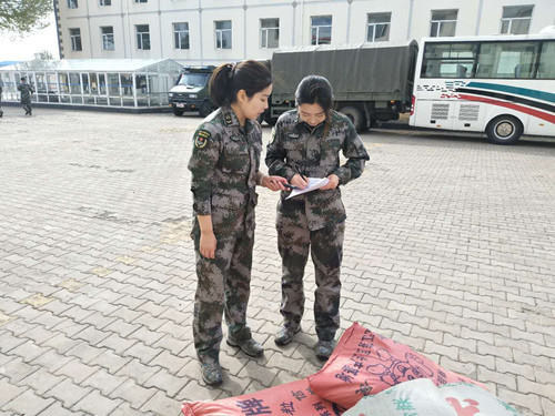 兩名女士官正在清點(diǎn)核對海運(yùn)物資 兩名女士官正在清點(diǎn)核對海運(yùn)物資
