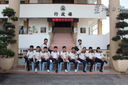 葉夫騰（坐者左）是班上的開心果，卻不幸遇禍，甚至出現(xiàn)腦部積血，令同學(xué)們一度擔(dān)憂不已，慶幸手術(shù)成功。（馬來西亞《星洲日報》）