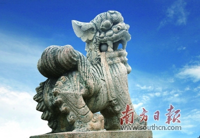 石獅口含一顆滾圓滑溜的石珠，手指輕輕一撥，便滾動自如，任憑怎么撥弄，石珠也取不出來，為眾人稱奇。