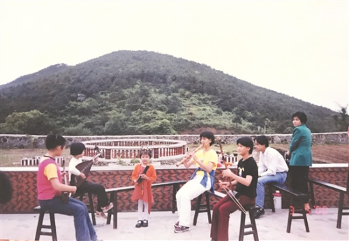 鄭芳卉女兒陳琳（左三）正在演唱。