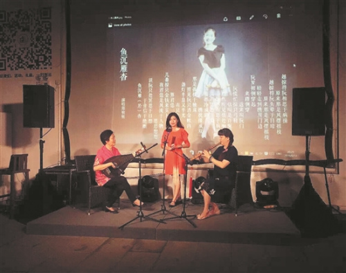 鄭芳卉（右一）一家同臺(tái)演出。