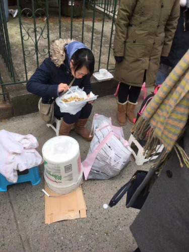 布魯克林華社近年來移民人數(shù)不斷增加，但學(xué)額緊張，讓許多父母不得不連夜排隊(duì)。(圖片來源：美國《世界日報(bào)》)