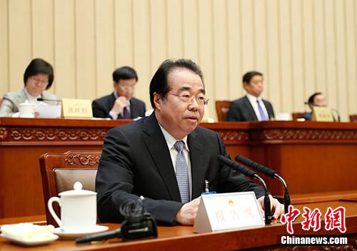4月25日，十三屆全國人大常委會第二次會議在北京召開。受國務院委托，國務院僑務辦公室主任許又聲作了關于華僑權益保護工作情況的報告。<a target='_blank' >中新社</a>記者 杜洋 攝