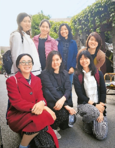 參加培訓(xùn)的老師參觀北京歷史最悠久的斜街之一——煙袋斜街。 趙曉霞攝