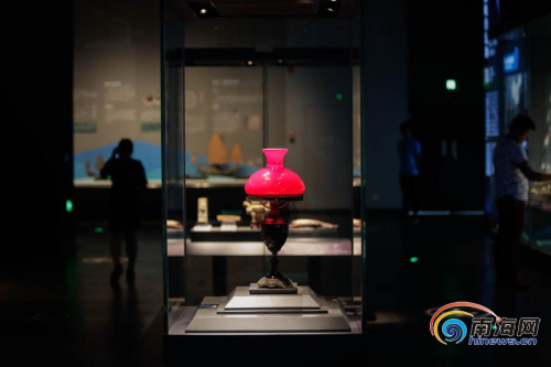 　中國(海南)南海博物館展館內(nèi)展出的19世紀的琉璃臺燈。南海網(wǎng)記者劉洋攝