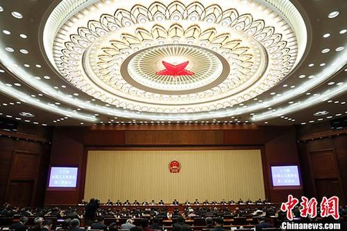 4月27日，十三屆全國人大常委會第二次會議舉行閉幕會。會議表決通過了人民陪審員法，表決通過了英雄烈士保護法，表決通過了國務(wù)院機構(gòu)改革涉及法律規(guī)定的行政機關(guān)職責(zé)調(diào)整問題的決定，表決通過了設(shè)立上海金融法院的決定。 <a target='_blank' >中新社</a>記者 杜洋 攝
