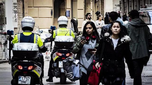 警察在街上巡邏(來源:《先鋒報》) 警察在街上巡邏(來源:《先鋒報》)