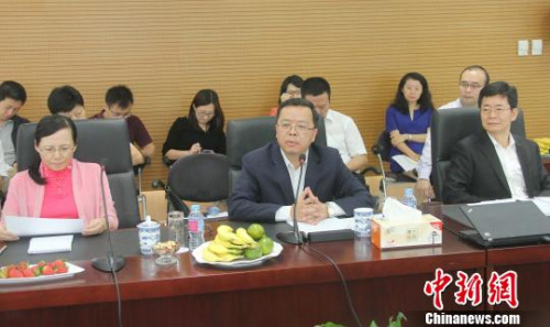圖為黃溪連大使(中)在座談會上講話。　林永傳 攝