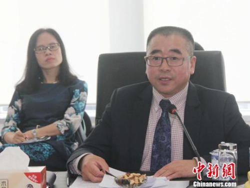 圖為印尼中國商會總會會長、中油國際(印尼)公司總裁宮本才在座談會上分享了開拓印尼市場的經(jīng)驗(yàn)和體會。　林永傳 攝