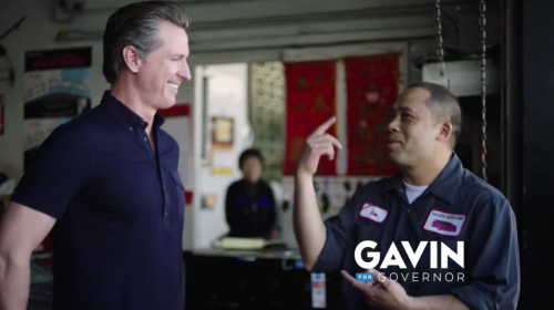 美國加州州長候選人、現(xiàn)任加州副州長紐森(Gavin Newsom)發(fā)布的電視競選廣告截圖。(美國《世界日報(bào)》/視頻截圖)