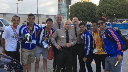 蔡雄(中)與來洛杉磯參加世界警消競賽的中國香港警察選手們合影。(美國《世界日報》╱洛縣警局臉書)