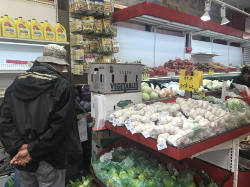 本周內華人超市大蒜平均價格為兩條1.99元左右。(記者牟蘭／攝)