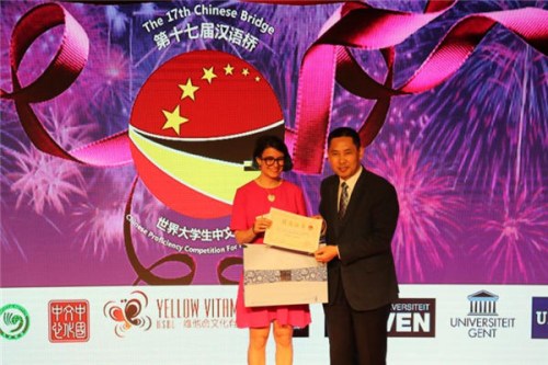 中國(guó)駐比利時(shí)使館教育參贊鄭保國(guó)向獲得第十七屆“漢語橋”世界大學(xué)生中文比賽比利時(shí)賽區(qū)冠軍的李想頒發(fā)獲獎(jiǎng)證書。鞠輝/攝