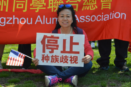 28日千余民眾上街高舉標(biāo)語(yǔ)，要求停止歧視。(記者牟蘭／攝影)