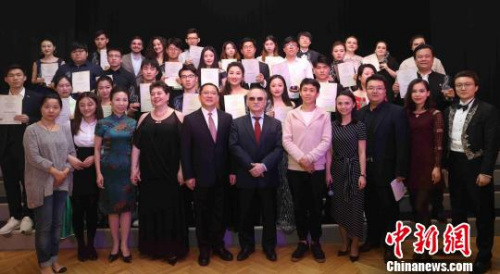 4月30日，中俄首屆“育才杯”暨俄羅斯格涅辛音樂(lè)學(xué)院器樂(lè)、聲樂(lè)公開賽在莫斯科閉幕，部分參賽者和評(píng)委合影。　王修君 攝