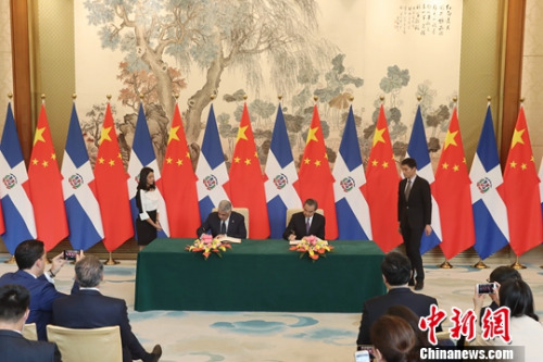 5月1日，中國國務(wù)委員兼外交部長(zhǎng)王毅在北京同多米尼加共和國外長(zhǎng)巴爾加斯簽署《中華人民共和國和多米尼加共和國關(guān)于建立外交關(guān)系的聯(lián)合公報(bào)》。自公報(bào)簽署之日起，中華人民共和國和多米尼加共和國相互承認(rèn)并建立大使級(jí)外交關(guān)系。<a target='_blank' >中新社</a>記者 盛佳鵬 攝