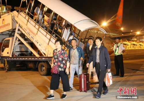 韓國旅客走下飛機。<a target='_blank' >中新社</a>記者 王曉斌 攝