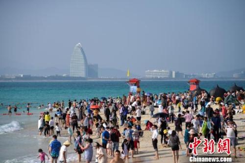資料圖：三亞的海灘擠滿游客 　洪堅鵬 攝