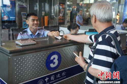 圖為邊檢工作人員為旅客服務(wù)。