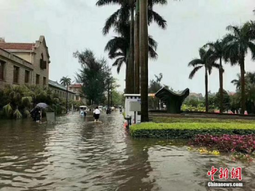 5月7日，廈門(mén)市遭暴雨襲擊，廈門(mén)市氣象臺(tái)5月7日14時(shí)55分變更發(fā)布暴雨橙色預(yù)警信號(hào)：受西南暖濕氣流影響，過(guò)去3小時(shí)廈門(mén)市島內(nèi)部分鎮(zhèn)街區(qū)已出現(xiàn)超過(guò)100毫米以上強(qiáng)降水。圖為廈大西門(mén)內(nèi)。 陳中堅(jiān) 攝