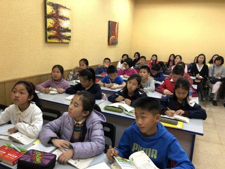 孩子們認(rèn)真聽示范課。