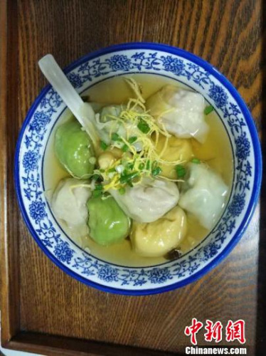 “仙嘗鮮”的五彩餛飩 何志豪供圖。