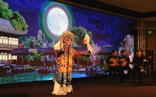 京劇表演藝術家史依弘在開幕式上表演。(圖/歐洲時報記者周修怡)