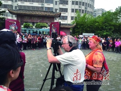 《走進(jìn)佛山，了解中國》紀(jì)錄片制作團(tuán)隊來到南風(fēng)古灶，拍攝民俗文化活動。李曉莉 攝