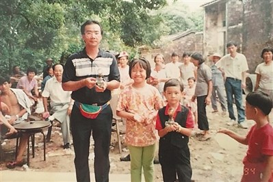 1992年，潘家海在文昌老家設(shè)宴招待鄉(xiāng)親。 受訪者供圖