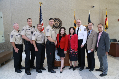蒙郡警長Darren Popkin(右三)在馬州蒙郡巡回法庭任命華裔Maxwell Uy(左四)出任蒙郡警長辦公室副長官，馬州參議員李鳳遷(中)、華裔小區(qū)代表張麗清(右四)、蔡德梁(右二)出席見證。(美國《世界日報》/羅曉媛攝影)