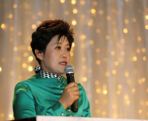 新西蘭華人婦女聯(lián)合會車衛(wèi)星會長代表主辦方致辭。