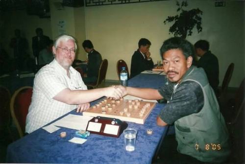 安華（右）多年以來到過多國征戰(zhàn)，并且認識許多外國棋手，每一場比賽都令他留下難忘印象。（馬來西亞《星洲日報》）0