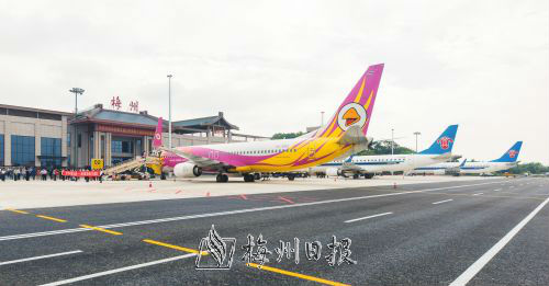 近年來(lái)，(梅州)我市加快構(gòu)建“水陸空”全方位快速暢通的綜合交通體系，為全面對(duì)外開放提供重要支撐。